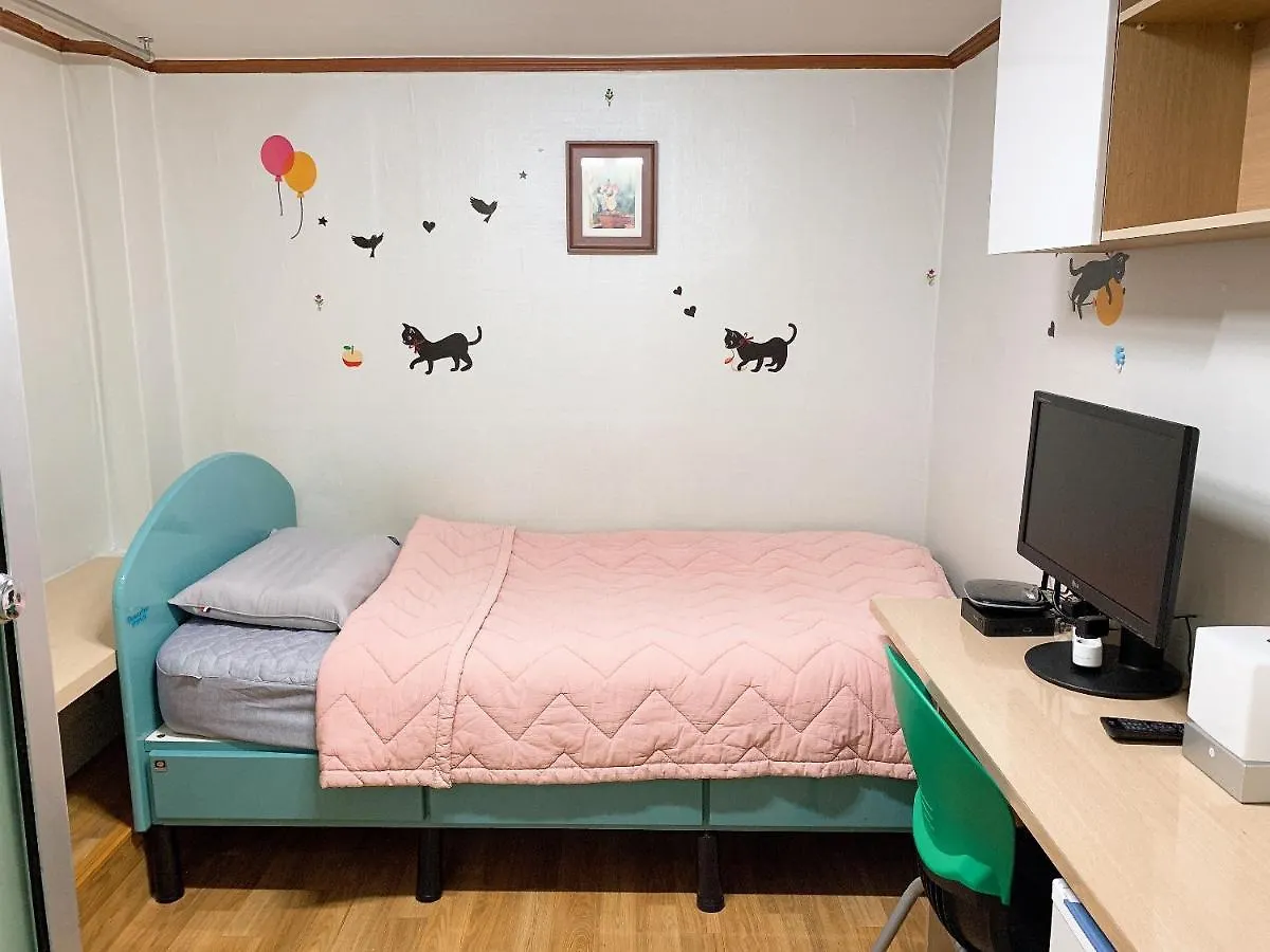 Living Castle Hongdae Hostel Seoul